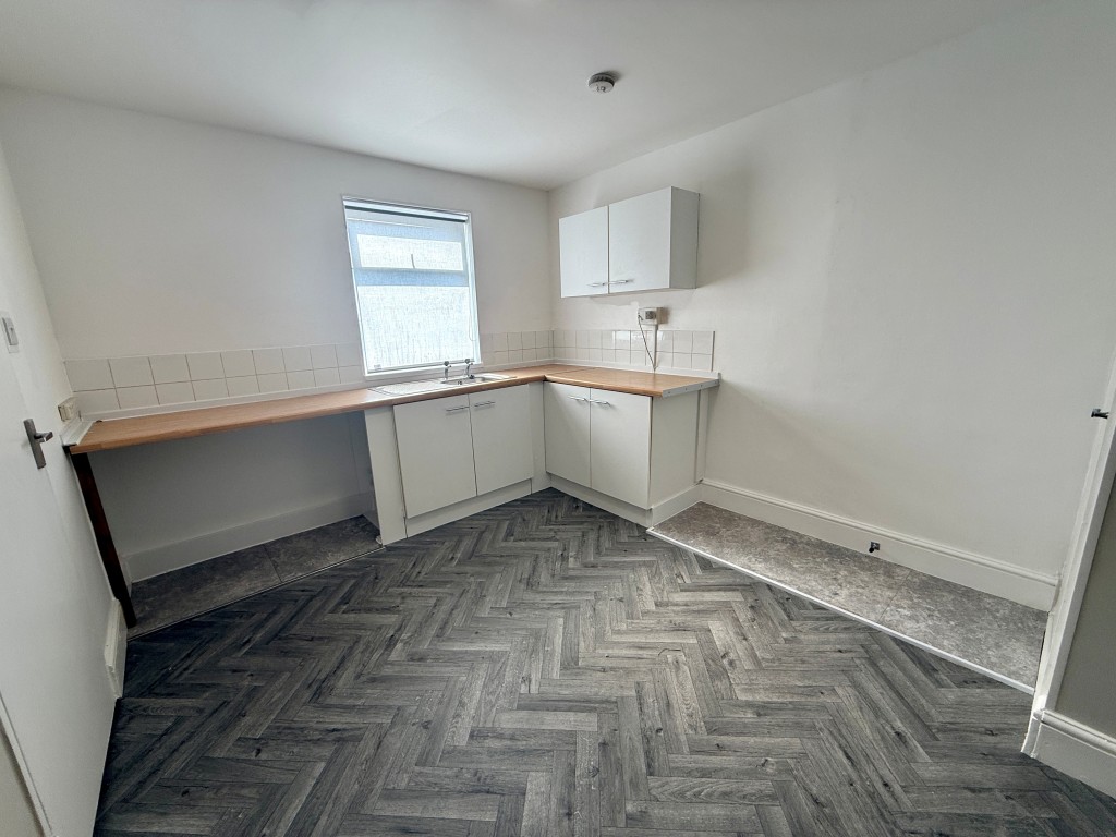 Lot: 13 - SHOP WITH ONE-BEDROOM FLAT ABOVE - Flat kitchen/dining room